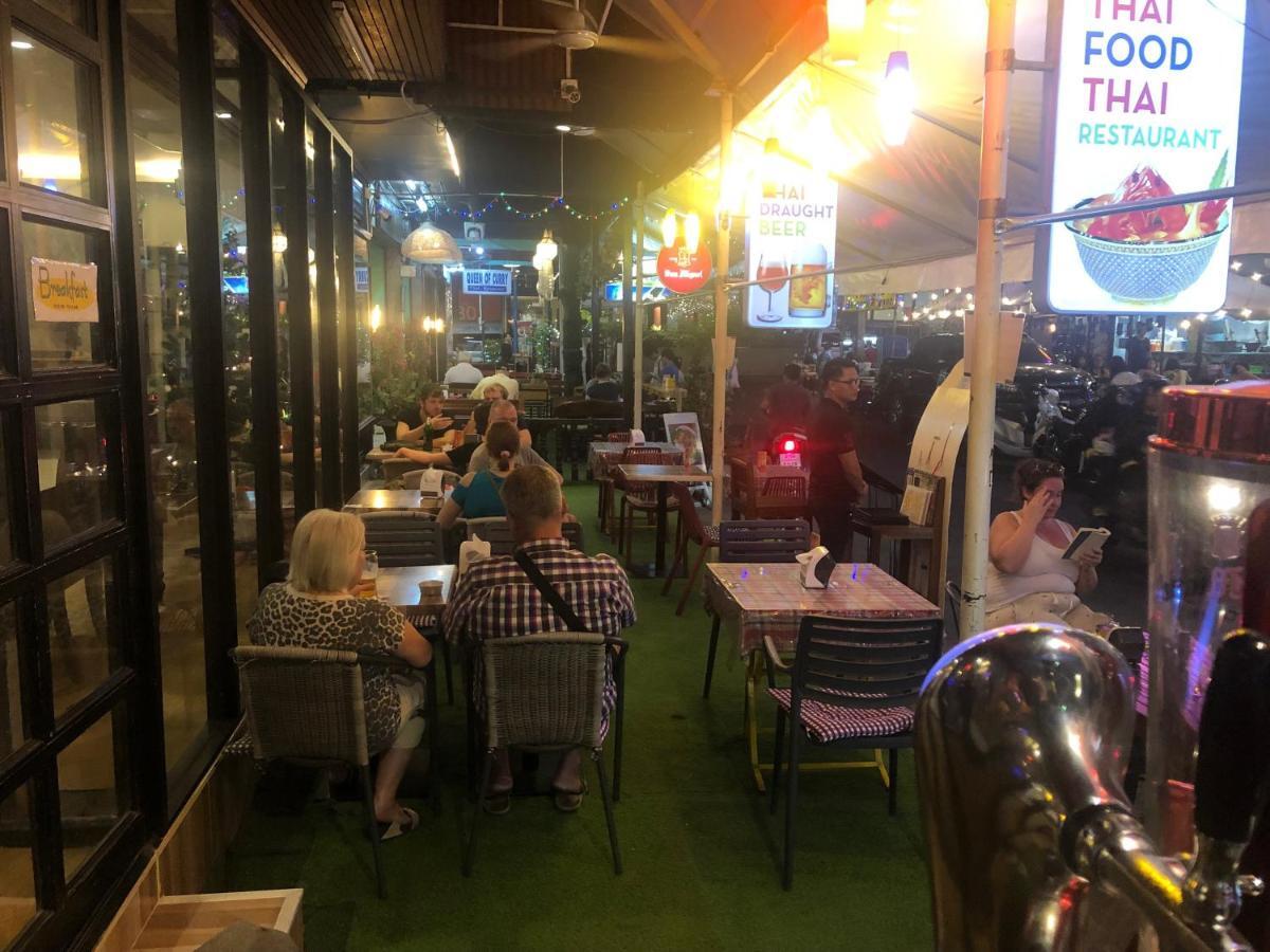 Glad Bangkok Hostel Bar & Restaurant Exterior photo